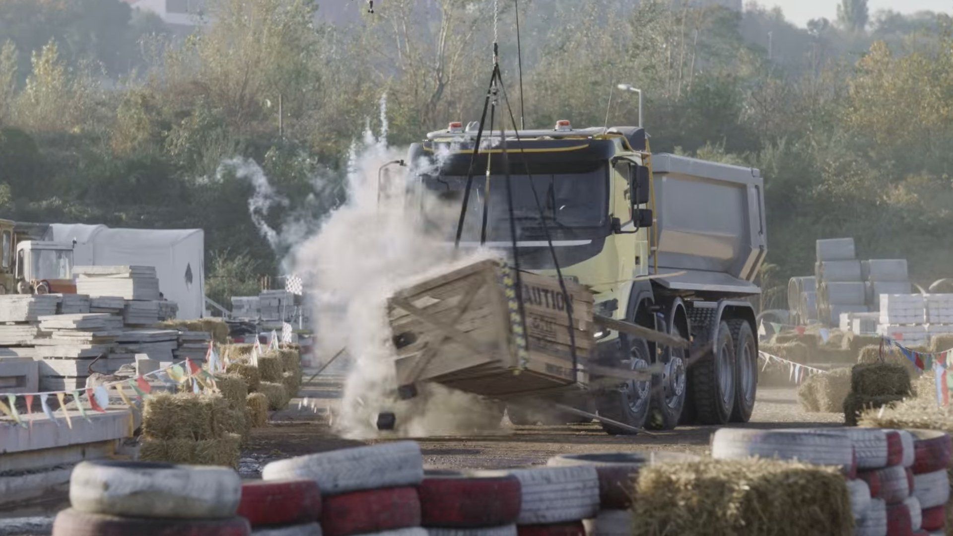 Une fillette de 4 ans pilote un camion 18 tonnes Volvo #2