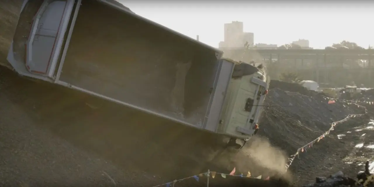 Voilà ce qu'il se passe quand une petite fille de 4 ans pilote un 18 tonnes Volvo