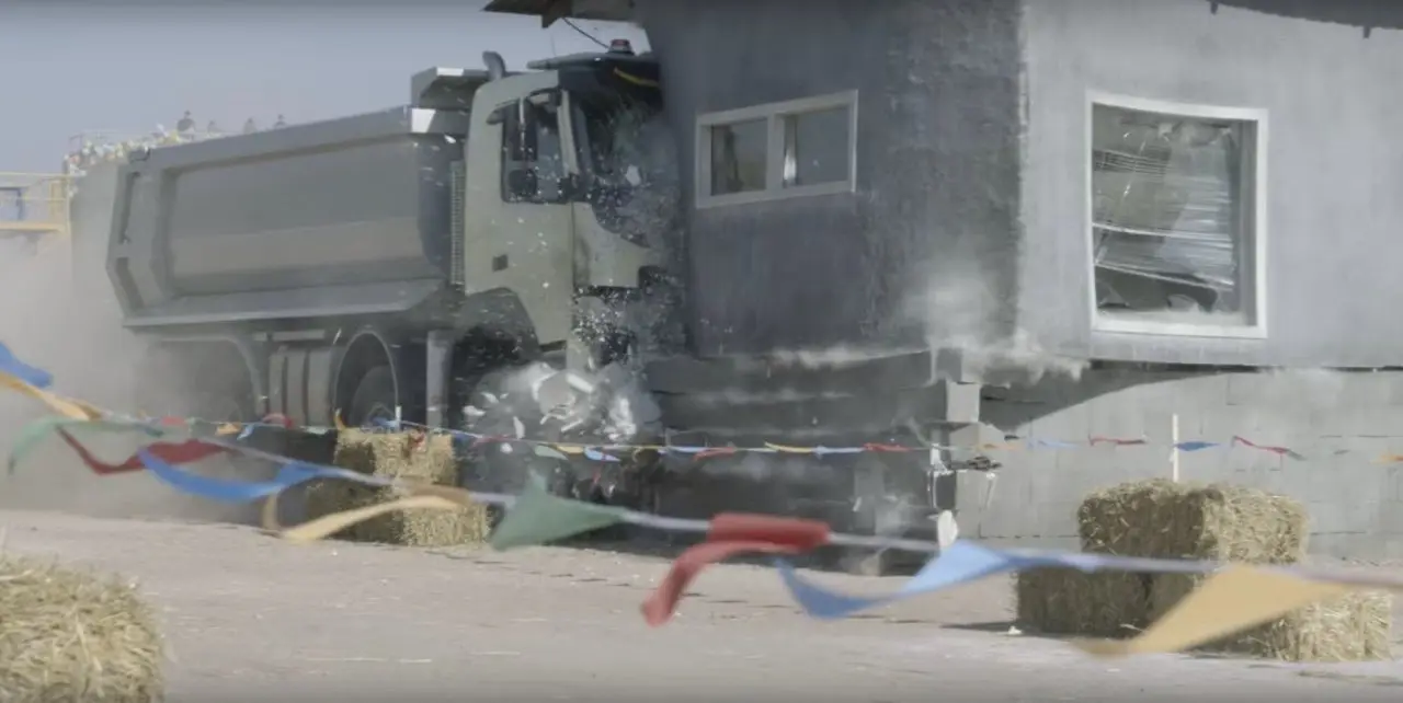 Voilà ce qu'il se passe quand une petite fille de 4 ans pilote un 18 tonnes Volvo