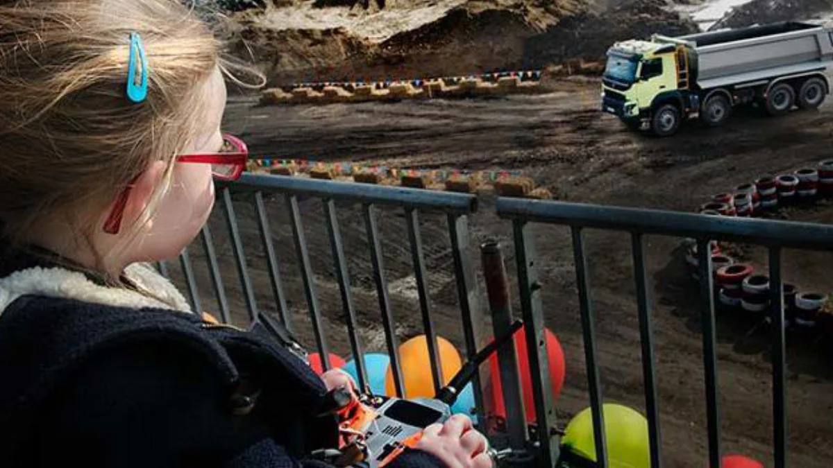 Une fillette de 4 ans pilote un camion 18 tonnes Volvo