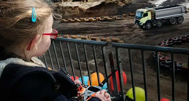 Voilà ce qu'il se passe quand une petite fille de 4 ans pilote un 18 tonnes Volvo