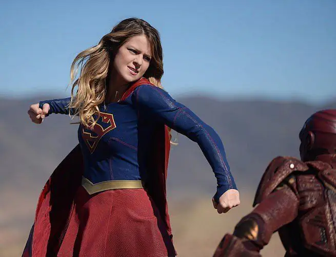 Supergirl, un autre super-hÉros apparait a la mi-saison