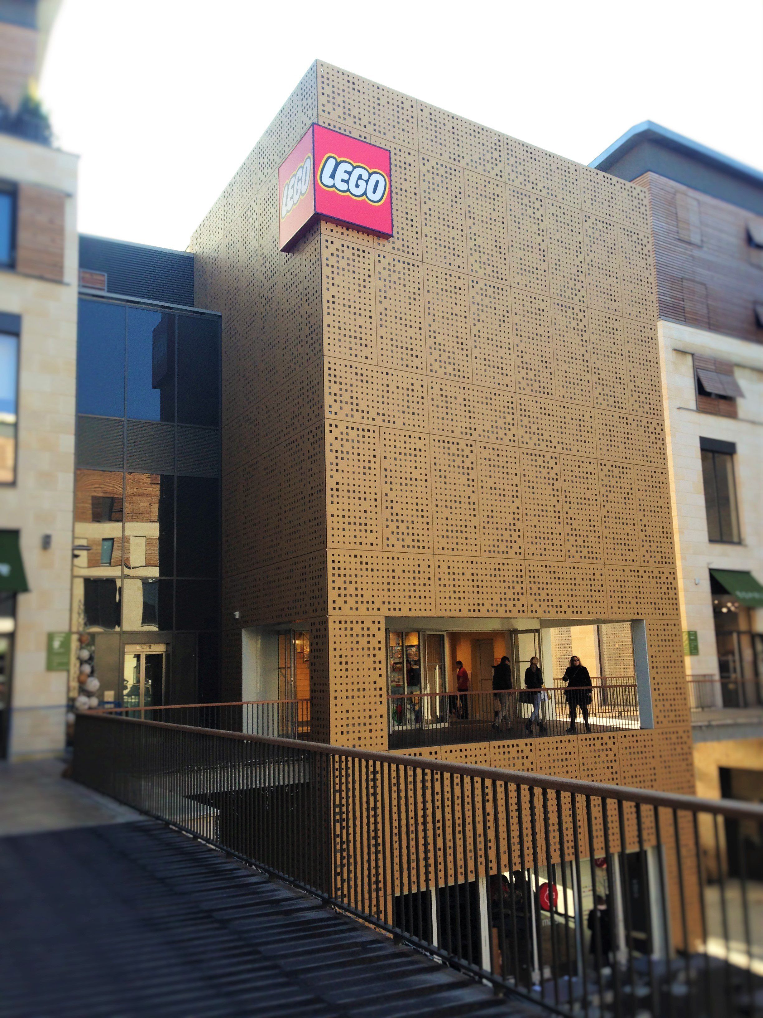 LEGO Store de Bordeaux : un véritable petit musée avec distributeur automatique de LEGO