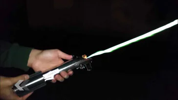 Star Wars : ce fan a construit un VRAI sabre laser qui fonctionne