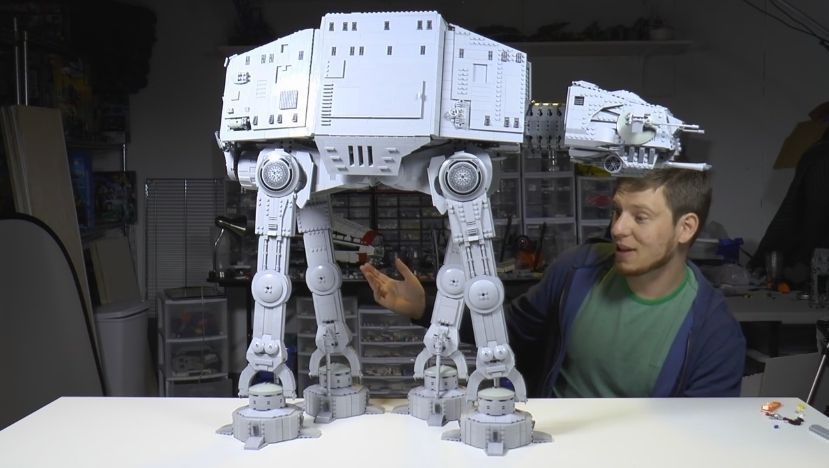 Il construit un énorme AT-AT en LEGO de 6.000 pièces