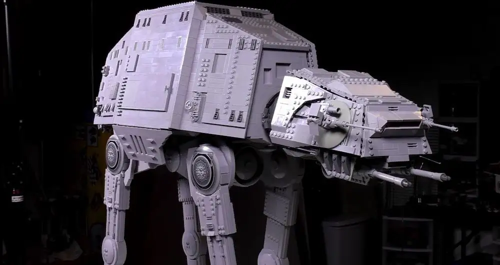 Il construit un énorme AT-AT en LEGO de 6.000 pièces