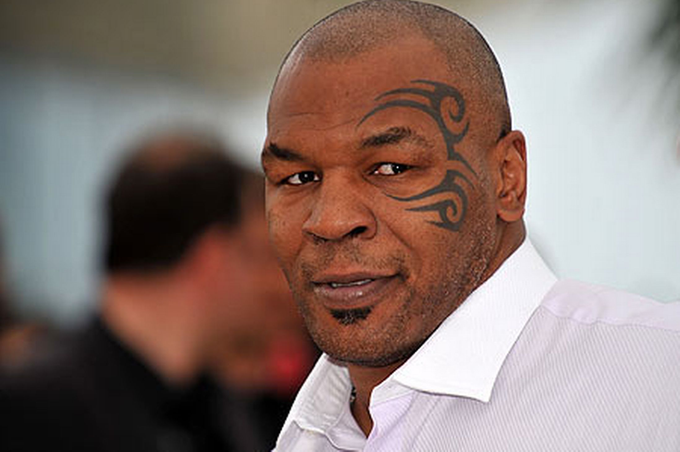 Mike Tyson se fait mettre KO par un Hoverboard