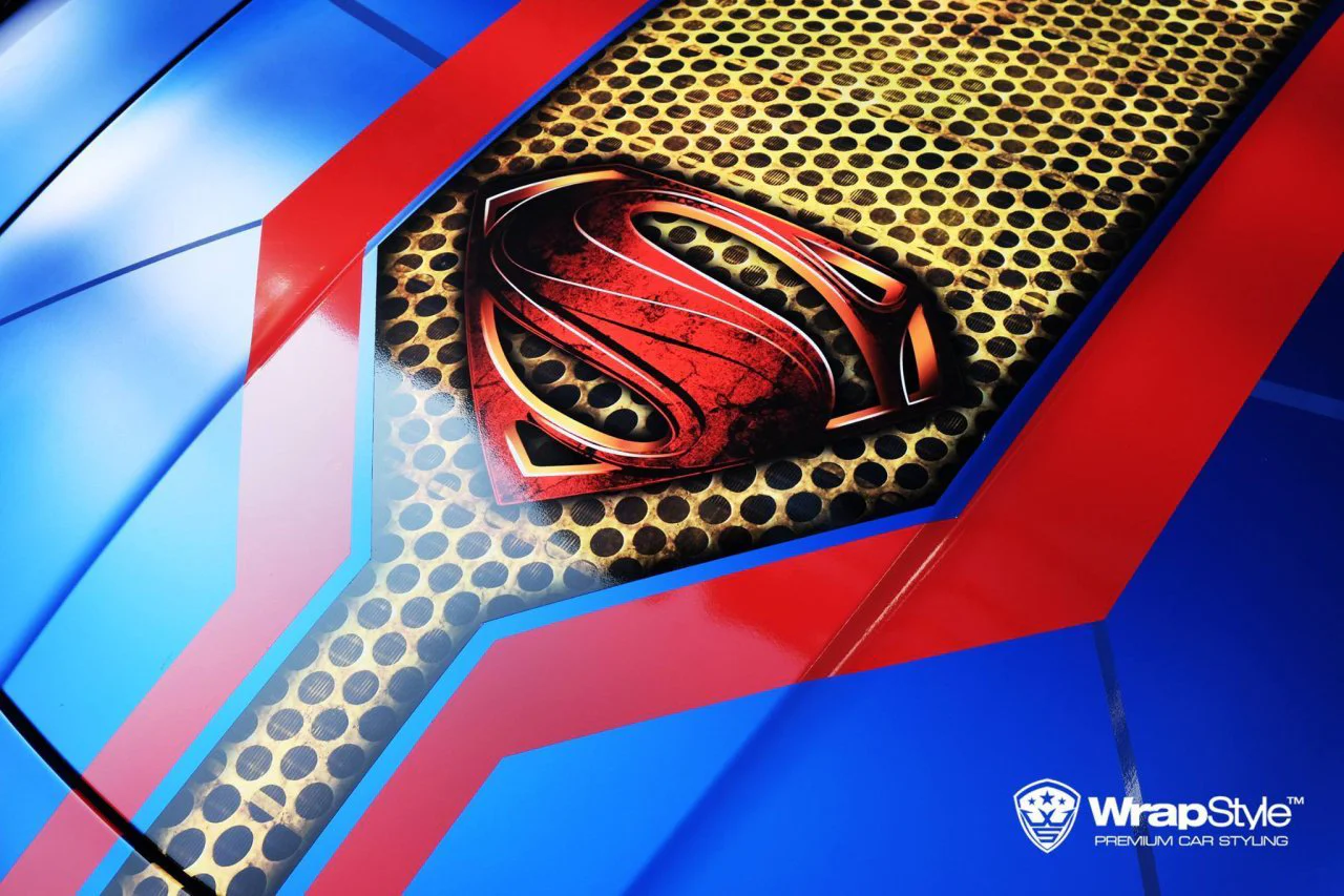 Des voitures de sport aux couleurs des Super-héros Marvel et DC