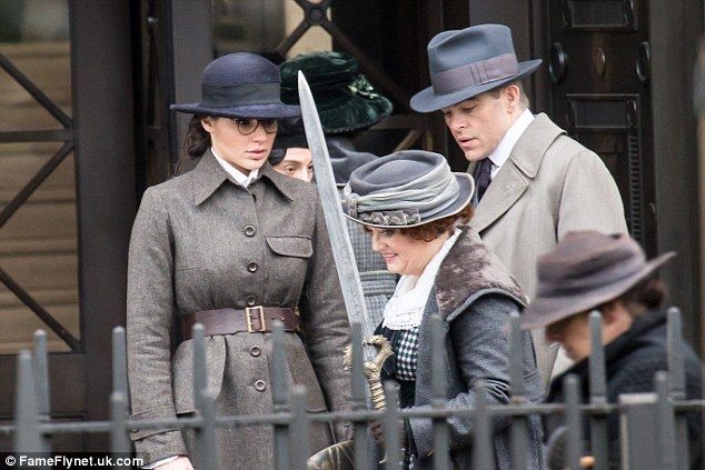 Wonder Woman avec son bouclier et son glaive dans 10 nouvelles photos de tournage #8