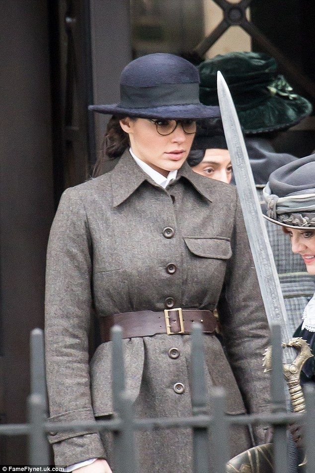 Wonder Woman avec son bouclier et son glaive dans 10 nouvelles photos de tournage #9