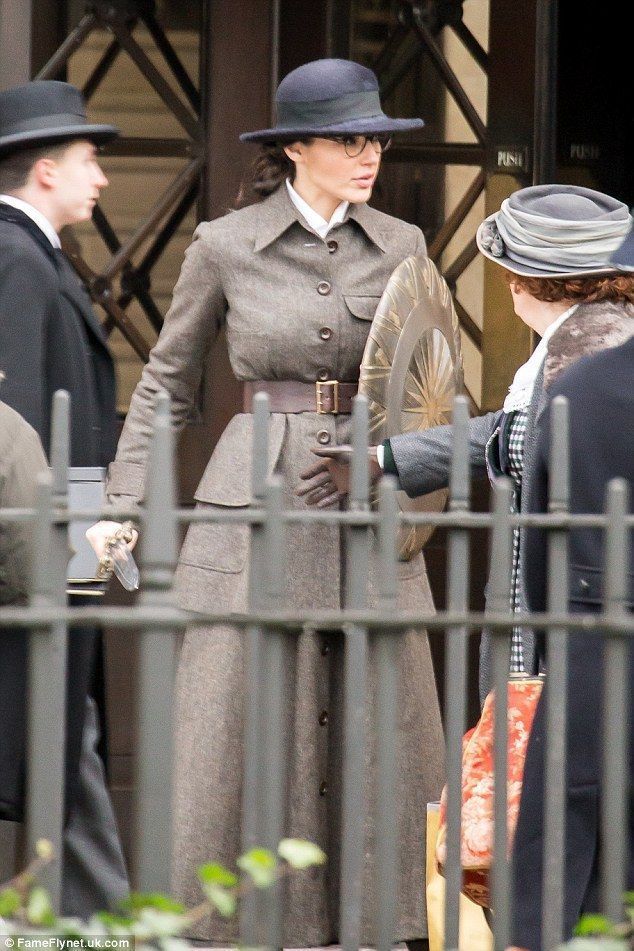 Wonder Woman avec son bouclier et son glaive dans 10 nouvelles photos de tournage #3