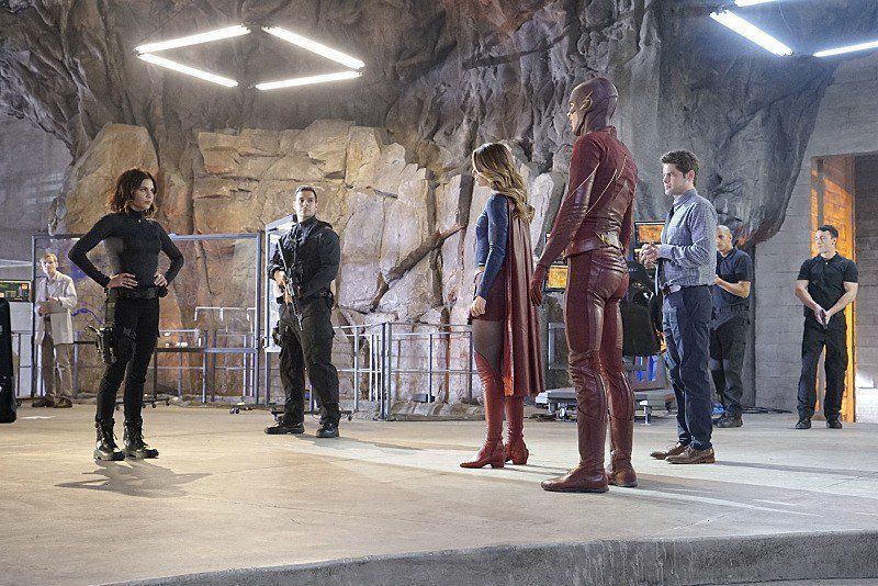 Un premier trailer pour le cross-over The Flash / Supergirl #6