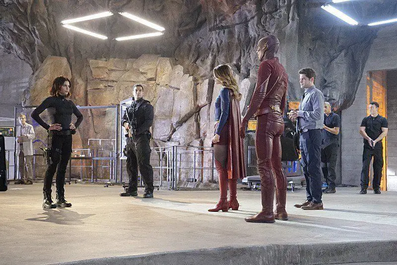 Un premier trailer pour le cross-over The Flash / Supergirl #6