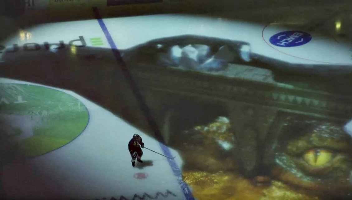 Ils détruisent un stade de Hockey en direct juste pour une publicité