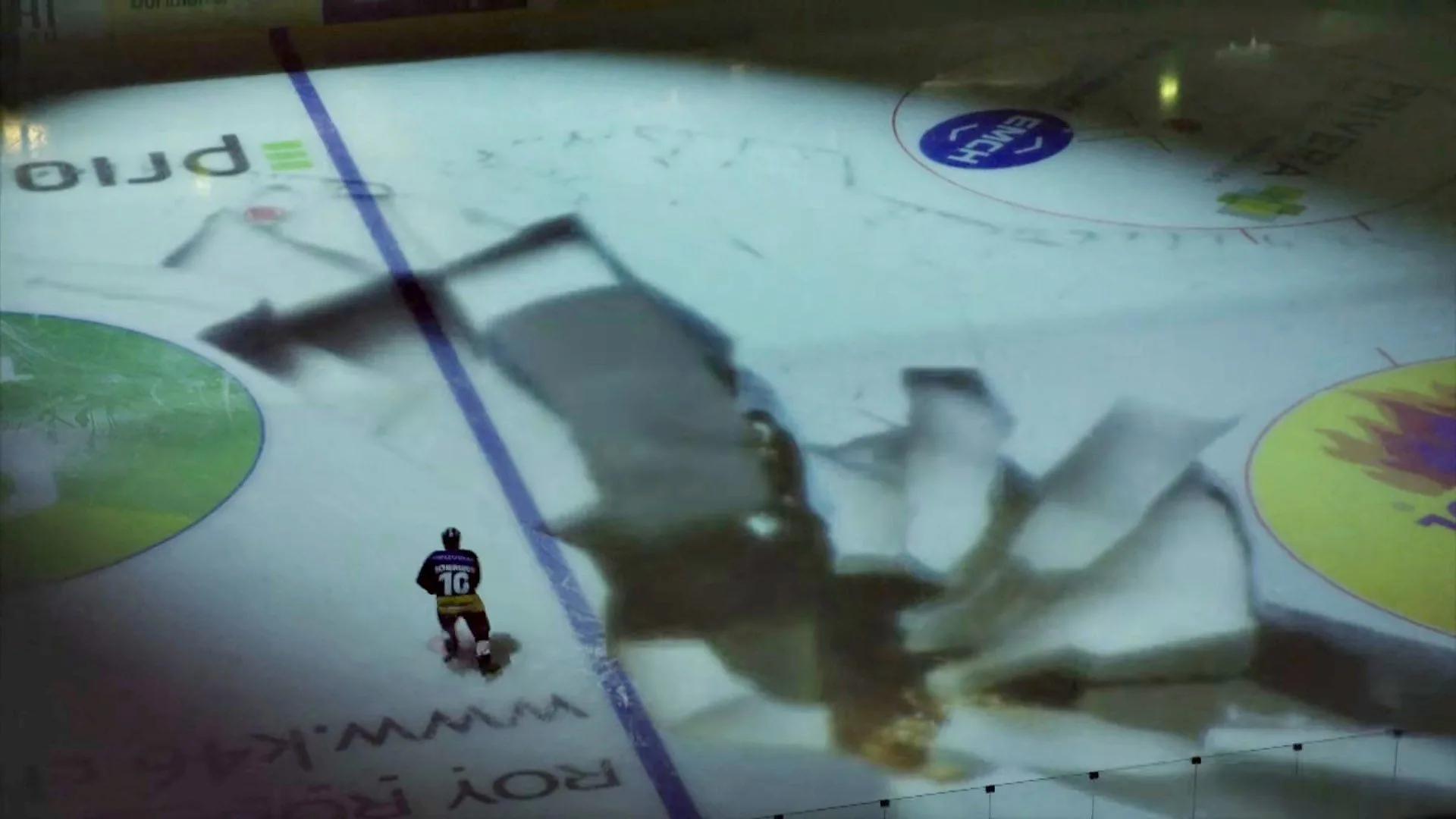 Ils détruisent un stade de Hockey en direct juste pour une publicité