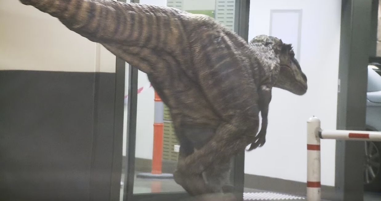Caméra cachée : ils se font attaquer par un Dinosaure dans un parking #5