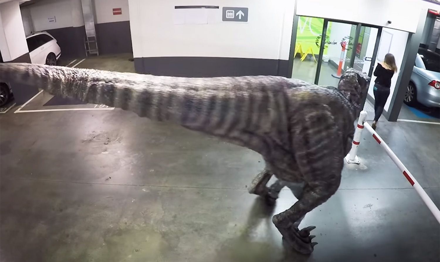 Caméra cachée : ils se font attaquer par un Dinosaure dans un parking #4