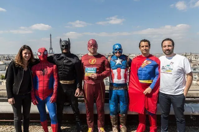 Des super-héros rendent visite aux enfants malade de l’hôpital Necker