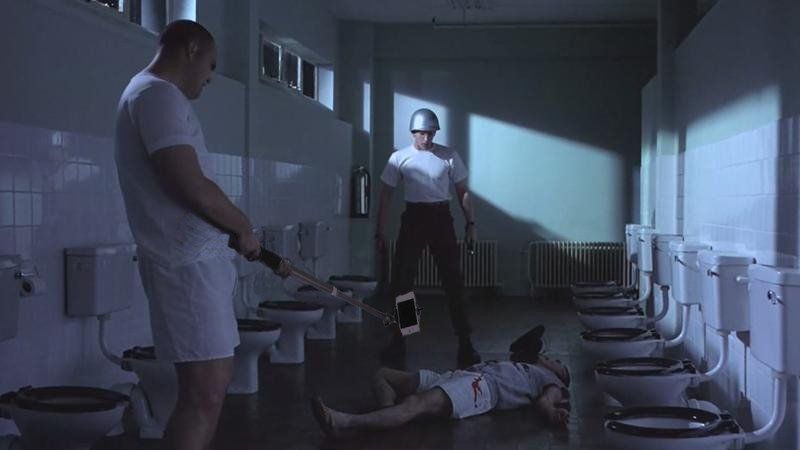Il remplace les flingues par des perches à selfie dans les films cultes #19