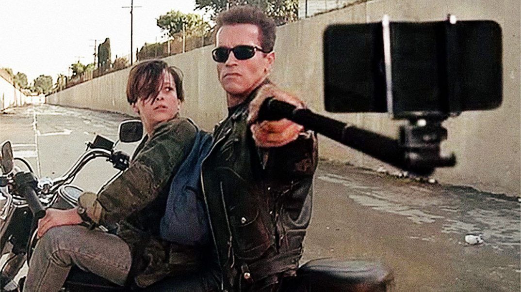 Il remplace les flingues par des perches à selfie dans les films cultes #16