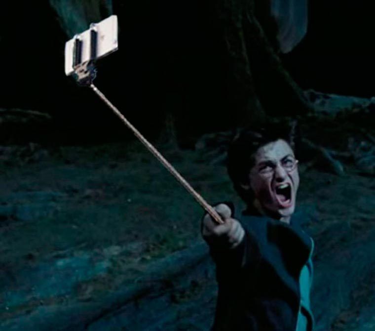 Il remplace les flingues par des perches à selfie dans les films cultes #5