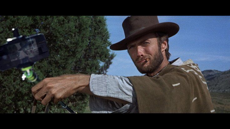 Il remplace les flingues par des perches à selfie dans les films cultes