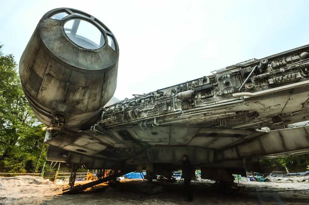 Star Wars Episode VIII : 2 fans prennent en douce des photos du Faucon Millenium