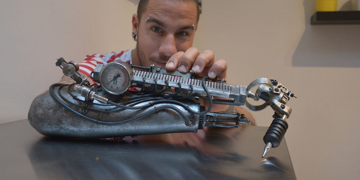 Il tatoue ses clients avec un bras bionique steampunk