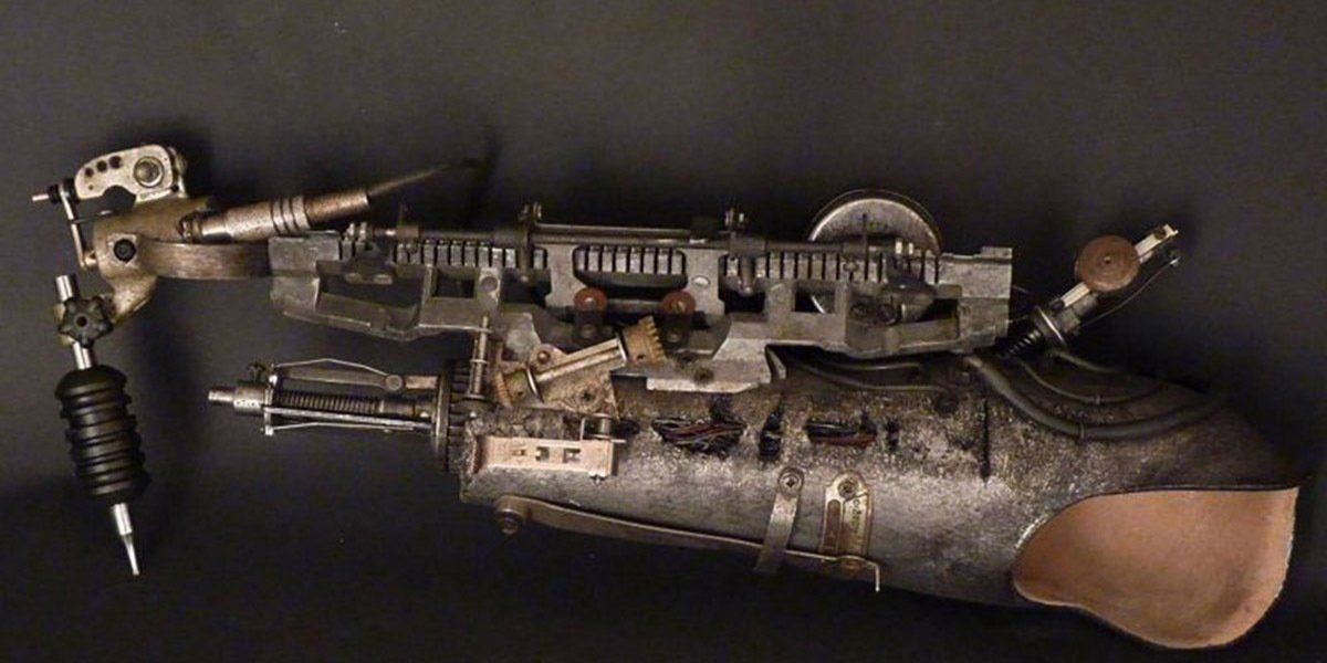 Il tatoue ses clients avec un bras bionique steampunk #2