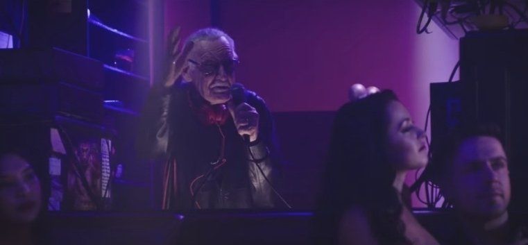 Stan Lee est fou de rage au sujet de son caméo sexy dans Deadpool #2
