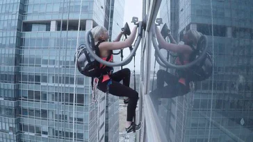 Elle escalade un gratte-ciel équipée de 2 aspirateurs LG