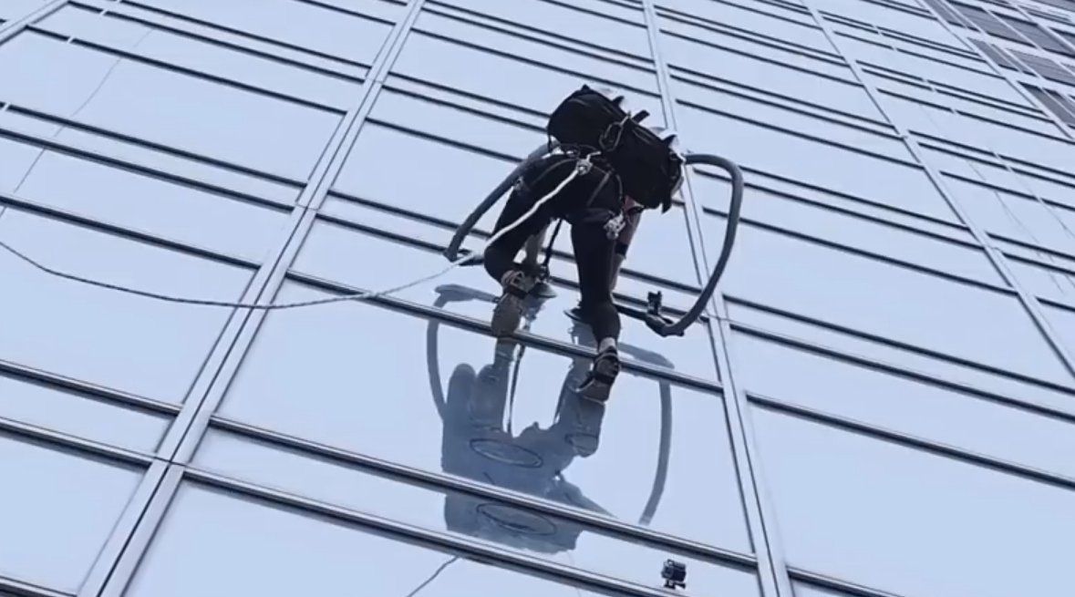 Elle escalade un gratte-ciel équipée de 2 aspirateurs LG