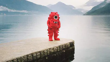 Les photos de vacances de Monstro le gros monstre rouge gentil