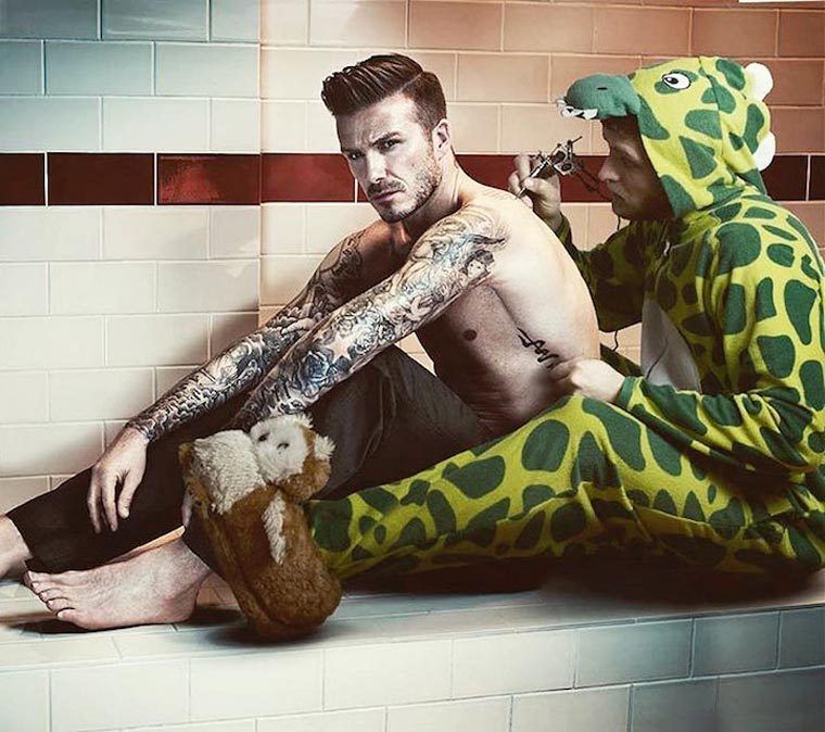 Des stars trollées gentiment par un homme en pyjama crocodile #8