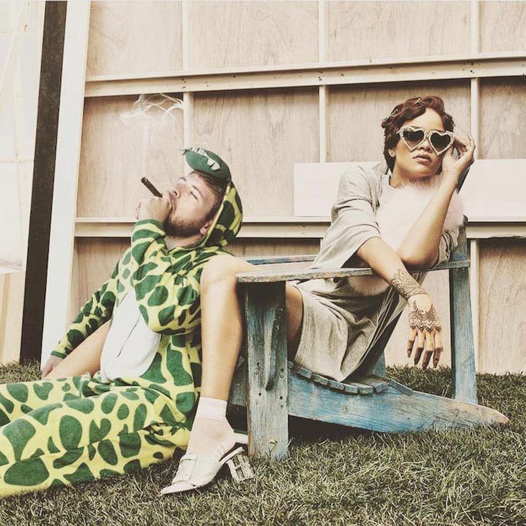 Des stars trollées gentiment par un homme en pyjama crocodile #17