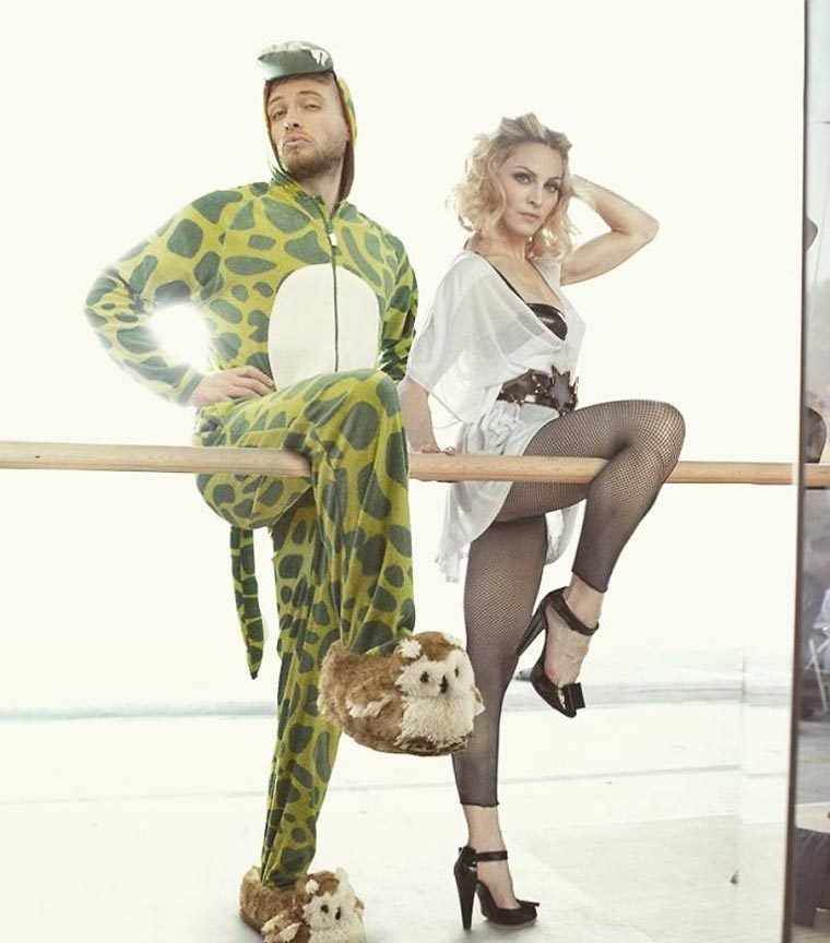 Des stars trollées gentiment par un homme en pyjama crocodile #9