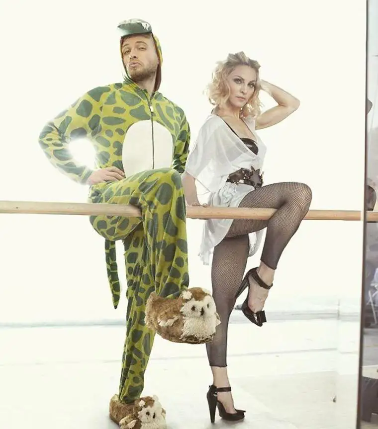 Des stars trollées gentiment par un homme en pyjama crocodile #9