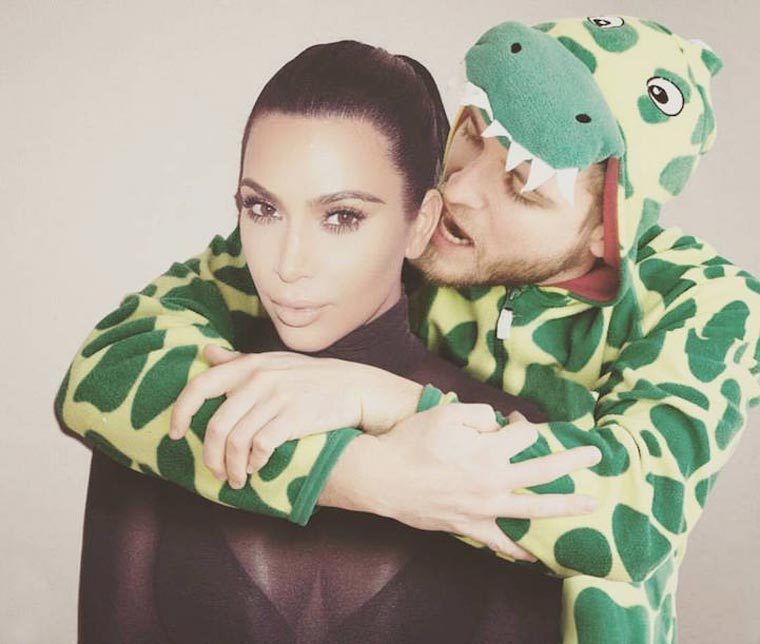 Des stars trollées gentiment par un homme en pyjama crocodile