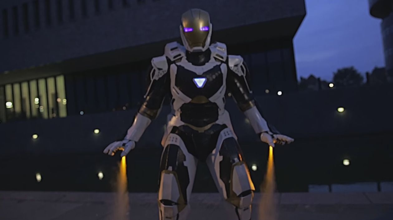 Un cosplay Iron Man Mark 39 équipé de propulseurs #8