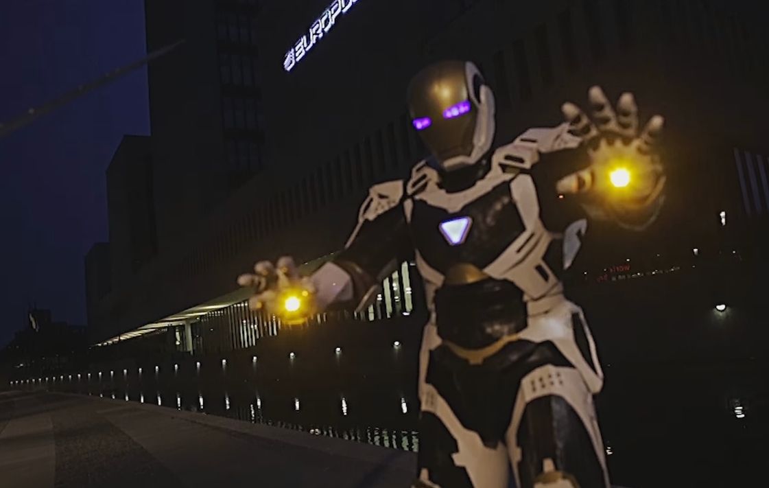 Un cosplay Iron Man Mark 39 équipé de propulseurs #5