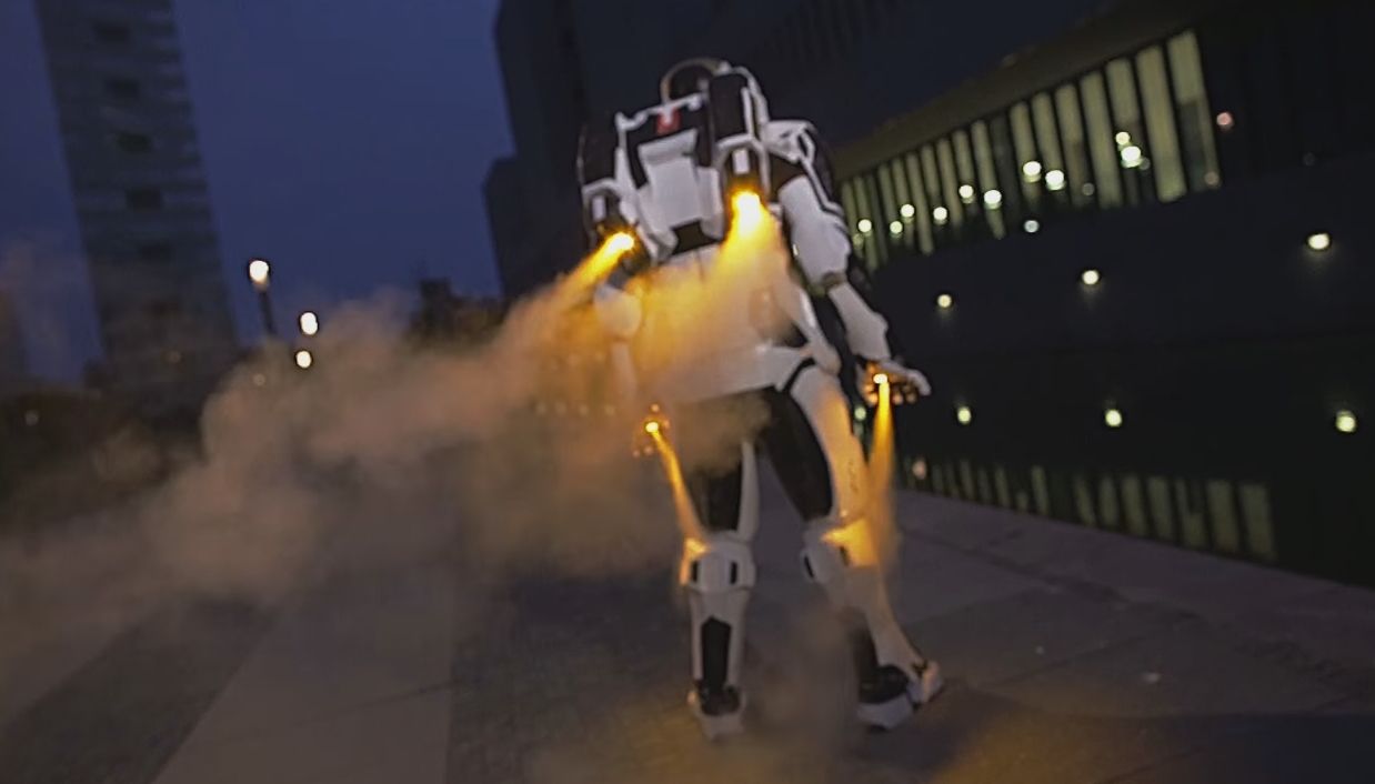 Un cosplay Iron Man Mark 39 équipé de propulseurs #9
