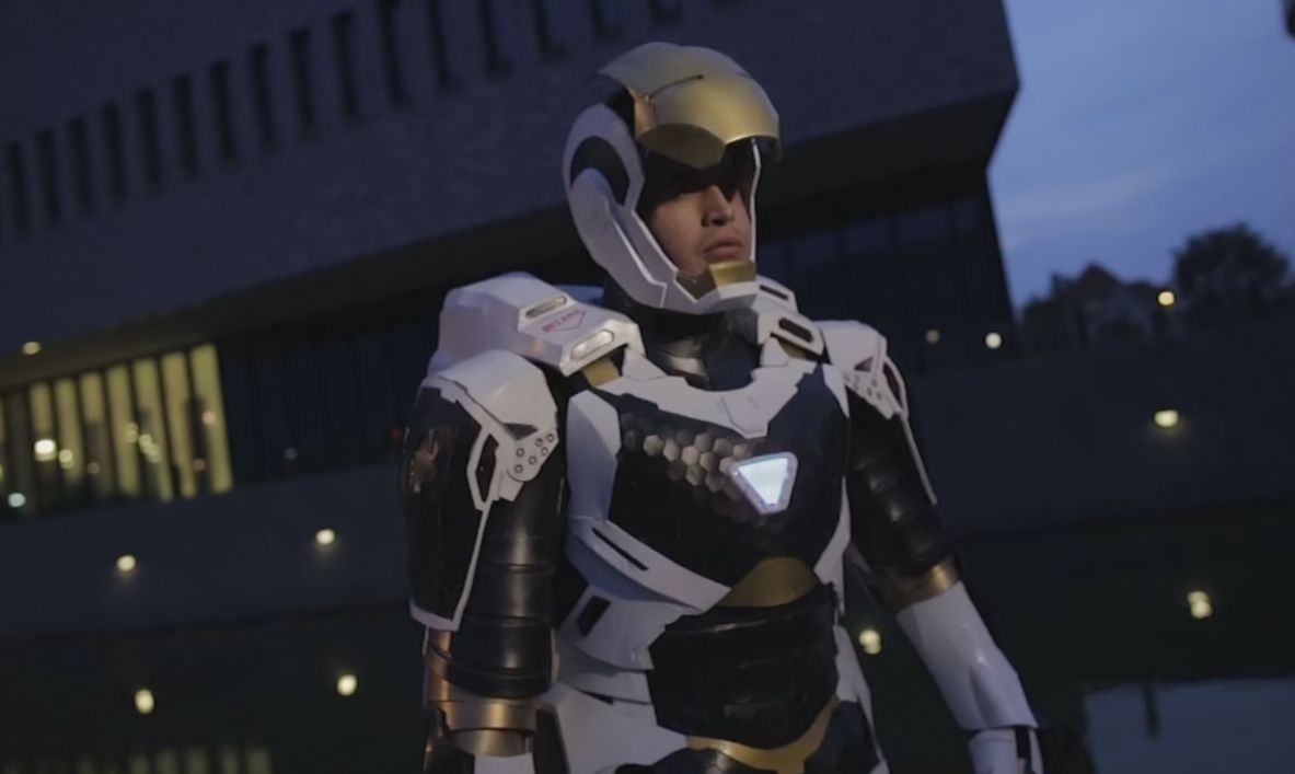 Un cosplay Iron Man Mark 39 équipé de propulseurs #2