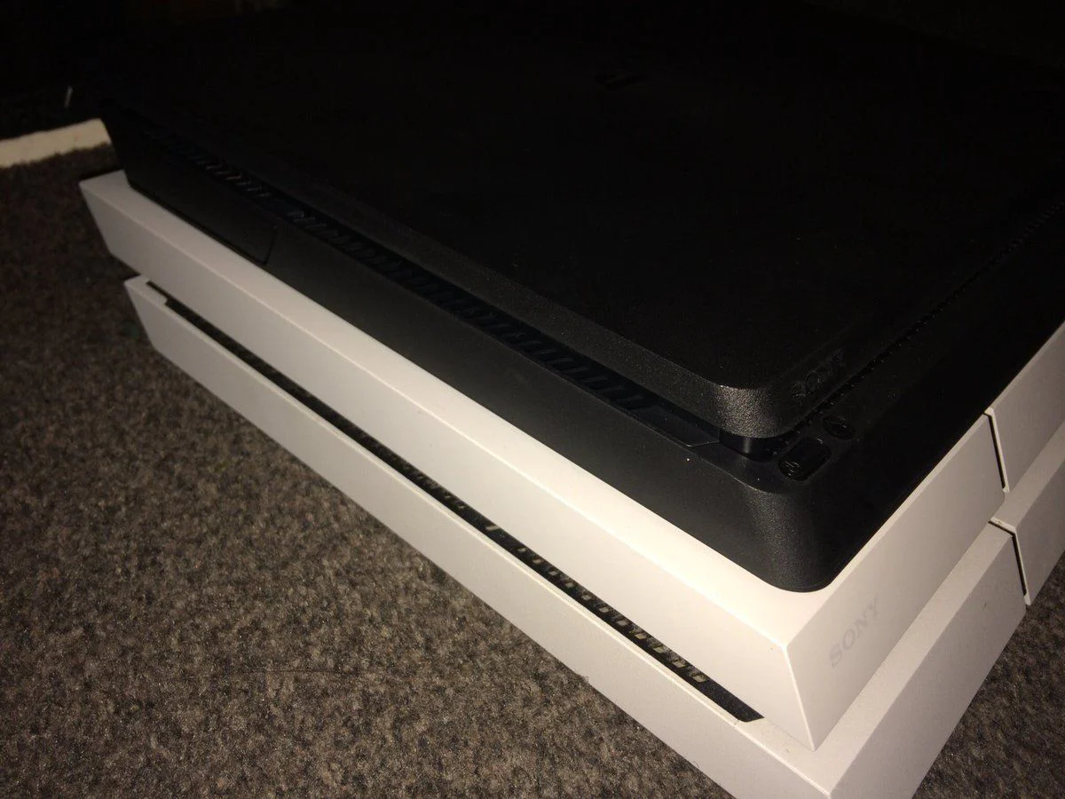 Playstation 4 Slim : des photos en fuite #4