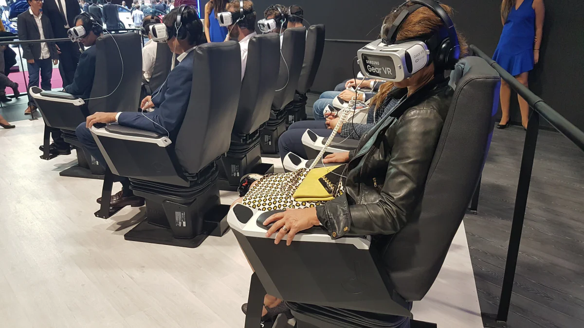 Copiloter une BMW i8 avec le Samsung Gear VR