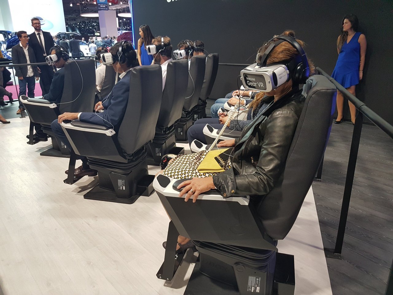 Copiloter une BMW i8 avec le Samsung Gear VR