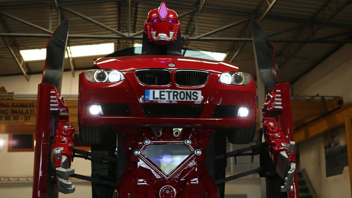 Un vrai Transformers BMW qui se transforme, bouge et parle
