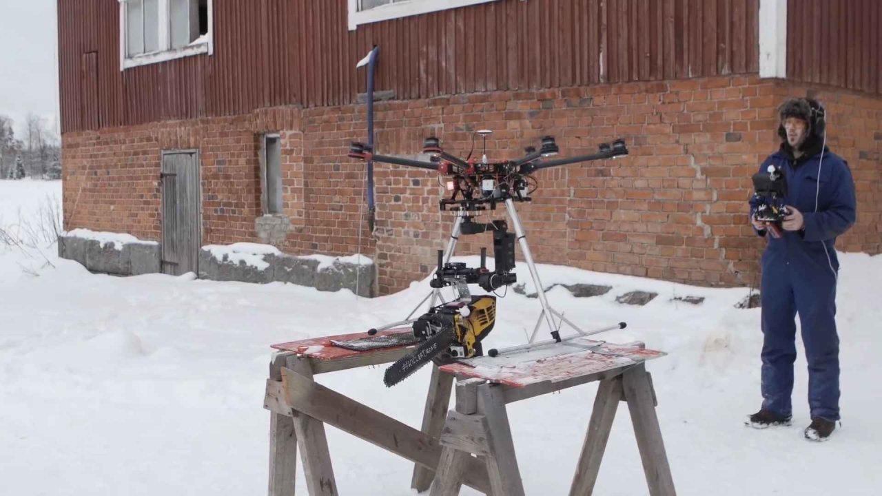 Ce drone tueur équipé d ‘une tronçonneuse traumatise les écureuils #3