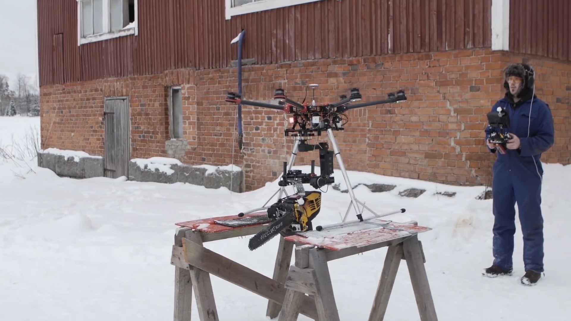 Ce drone tueur équipé d ‘une tronçonneuse traumatise les écureuils #3
