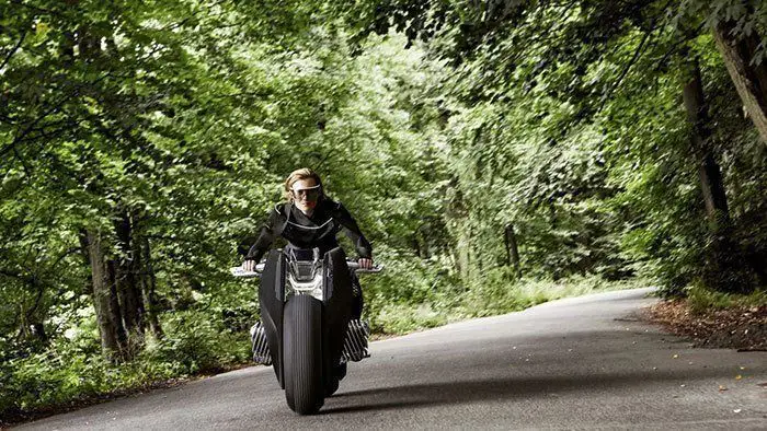 BMW imagine une moto qui se conduit sans casque