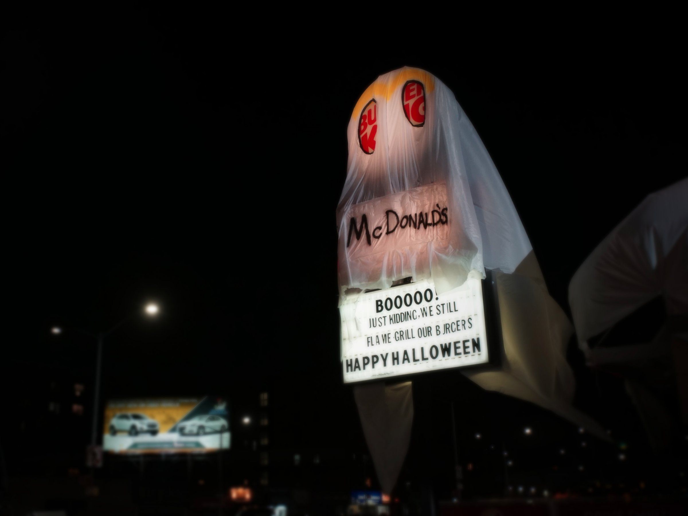 Burger King trolle McDonald’s pour halloween #3